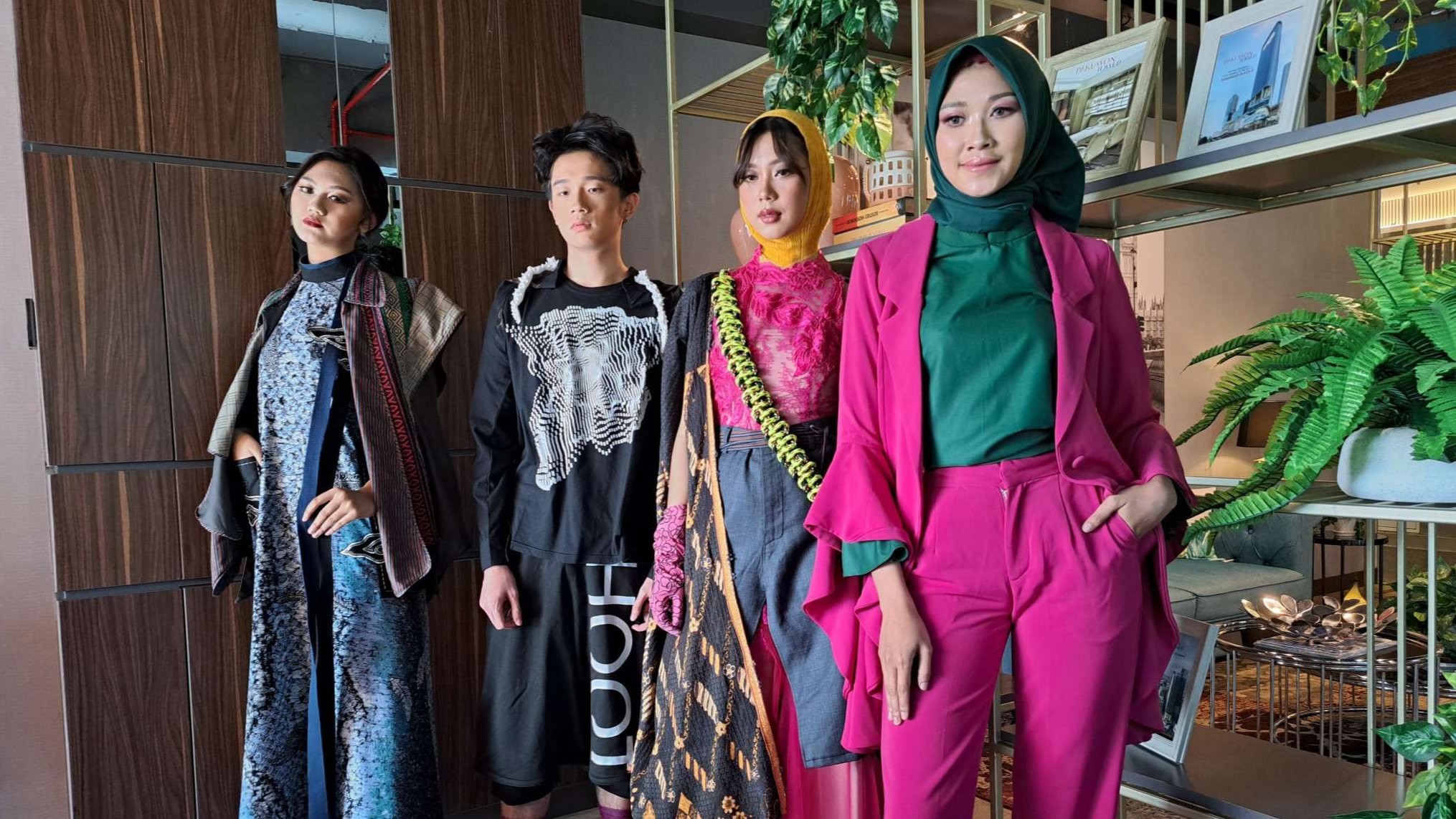 Beberapa busana yang akan tampil dalam gelaran Surabaya Fashion Parade ke-15. Acara ini mengusung tema Syncronize. (Foto: Pita Sari/Ngopibareng.id)