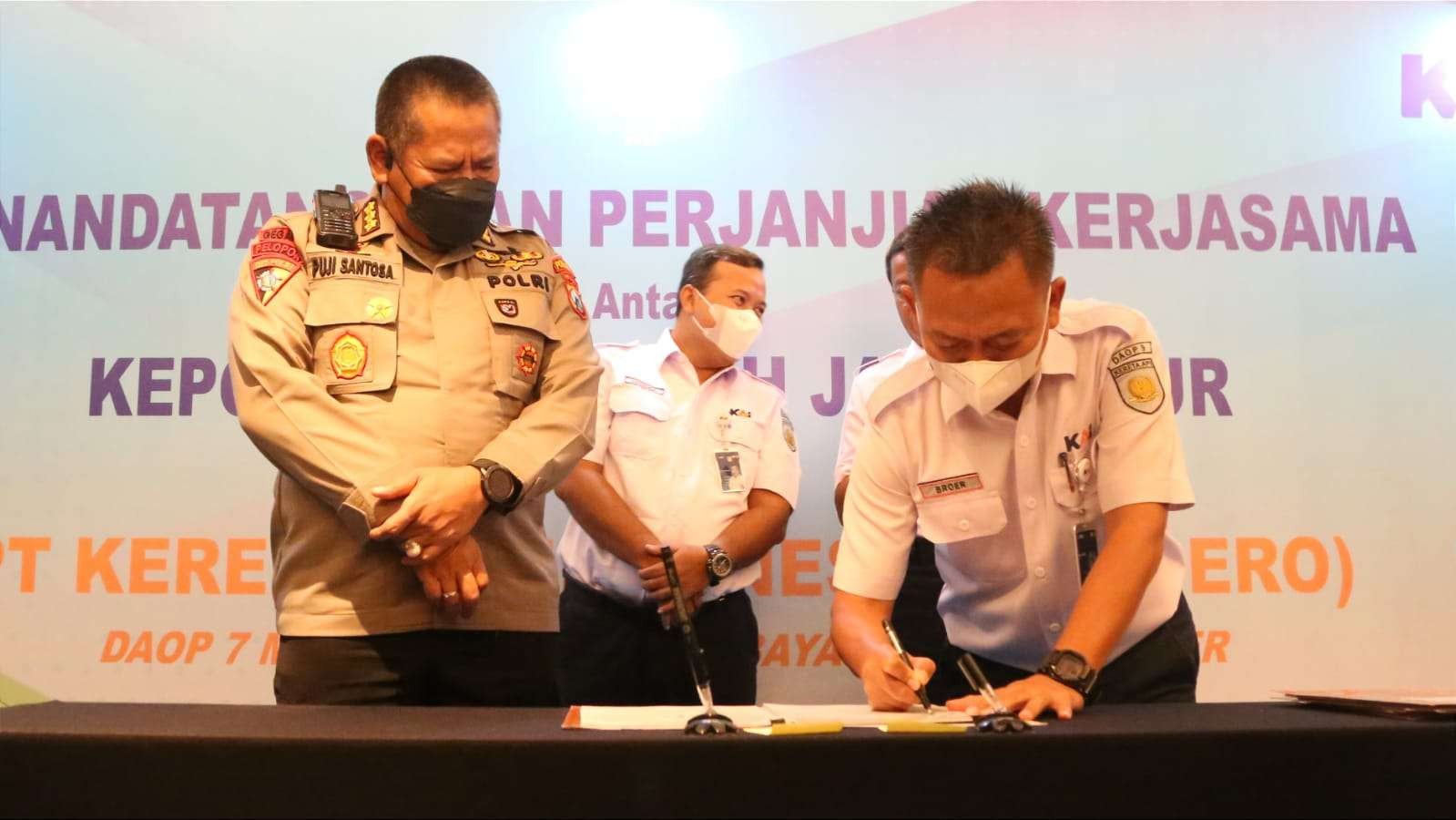 Penandatanganan PKS antara PT KAI dengan Polda Jawa Timur (Foto: istimewa)