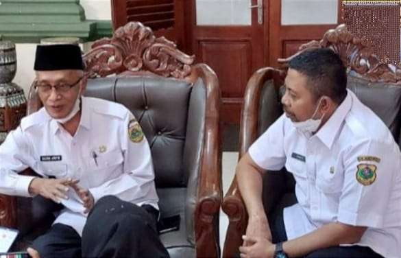Kepala BKPSDM Bondowoso, Asnawi Sabil saat berbincang dengan Bupati Salwa Arifin di Pendapa Bupati Bondowoso.(foto:guido saphan/ngopibareng.id)