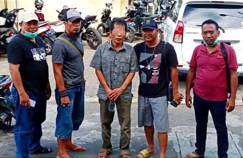 Oknum wartawan online terlibat pencurian mobil pikap saat digelandang polisi ke Mapolres Situbondo.(Foto: Humas Polres Situbondo).