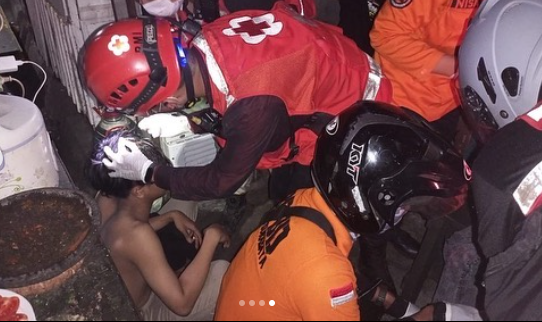 Korban tawuran dua kelompok pesilat ditangani tim medis. Jalan Basuki Rahmat (Basrah) jadi gelanggang tawuran dua kelompok silat. (Foto: Instagram Command Center)