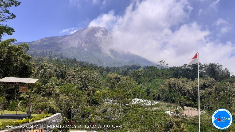 Gunung Merapi  mengeluarkan  guguran lava. (Foto: Kementerian ESDM)