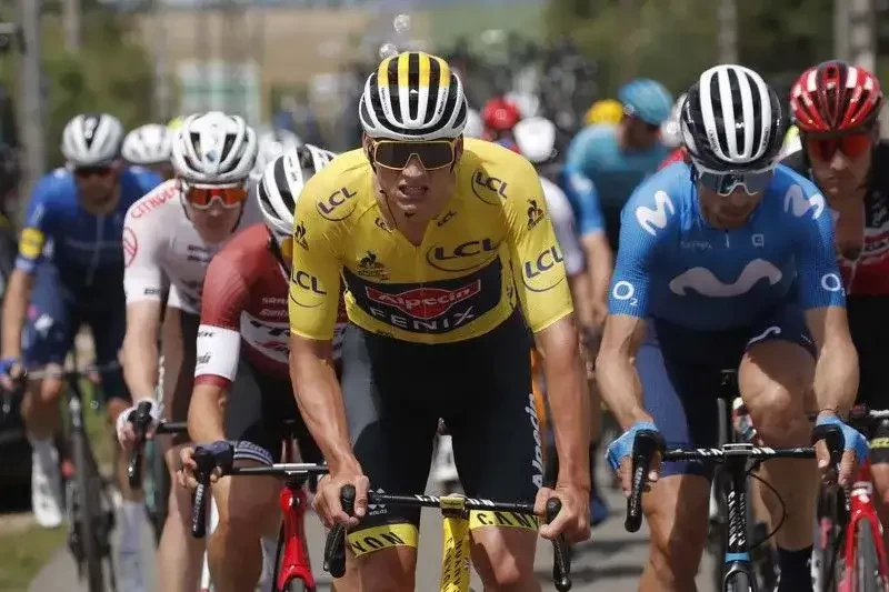 Pengendara Alpecin-Fenix Mathieu van der Poel dari Belanda memakai jersey pemimpin berwarna kuning terlihat saat stage 7 dari Vierzon menuju Le Creusot dalam Tour de France di Prancis. (Foto: Ant)