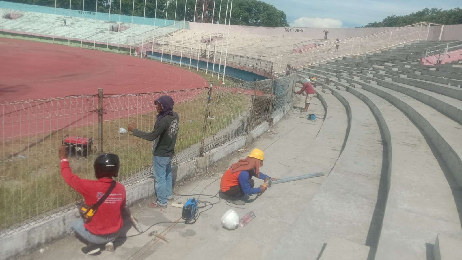 Pekerja melakukan perbaikan fasilitas di Stadion Gelora Delta, Sidoarjo. (Foto: Fariz Yarbo/Ngopibareng.id)