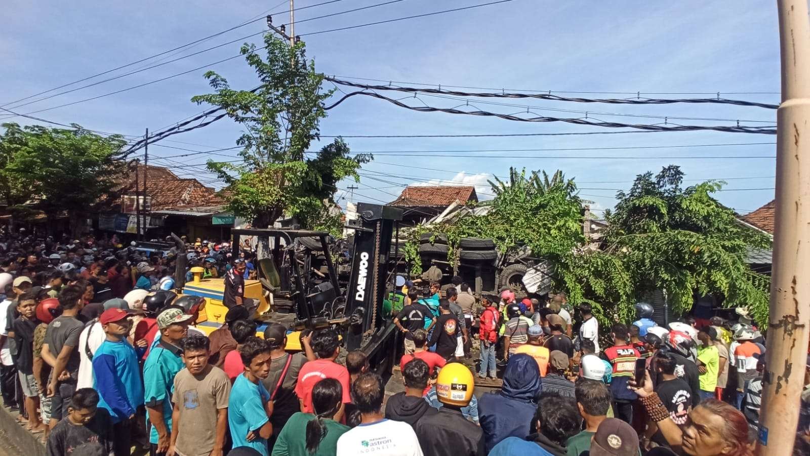 Petugas gabungan kepolisian, Basarnas, BPBD dan relawan sedang melakukan proses evakuasi korban (foto:Muh Hujaini/Ngopibareng.id)