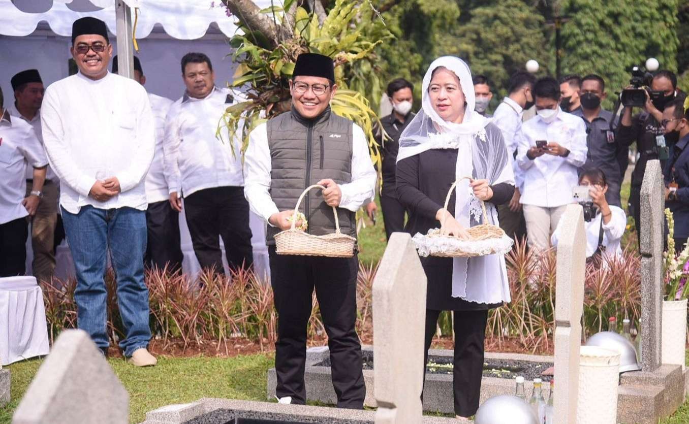 Ketua DPR RI, Puan Maharani dan wakilnya sekaligus Ketua Umum PKB, Muhaimin Iskandar (Cak Imin), saling mendoakan untuk Pilpres 2024 saat berziarah ke TMP Kalibata, Jakarta Selatan, Minggu 25 September 2022. (Foto: Puan Media Center)