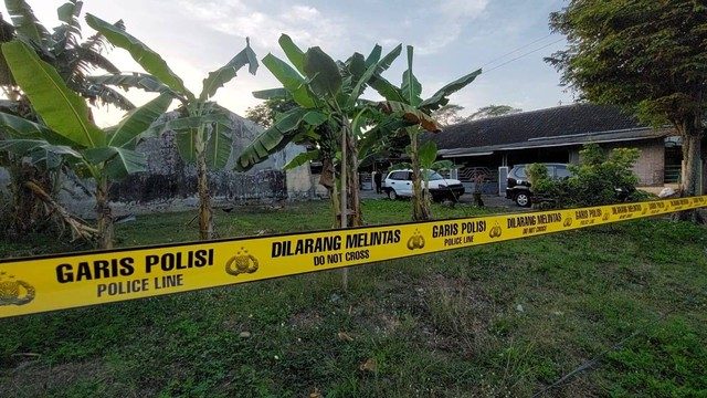 Lokasi ledakan merupakan lahan kosong di samping rumah yang ditempati oleh anggota polisi Polresta Surakarta, Bripka Dirgantara Pradipta. (Foto: Dokumentasi sewaktu.com)