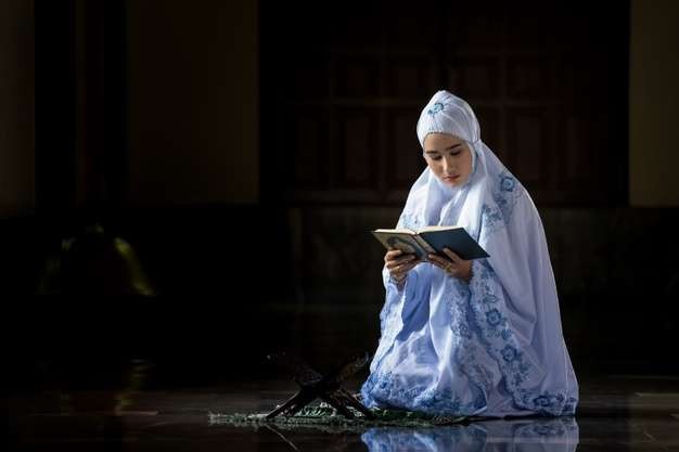 Seorang Muslimat, telah mendirikan Sholat Tahajud, membaca Al-Quran. (Ilustrasi)