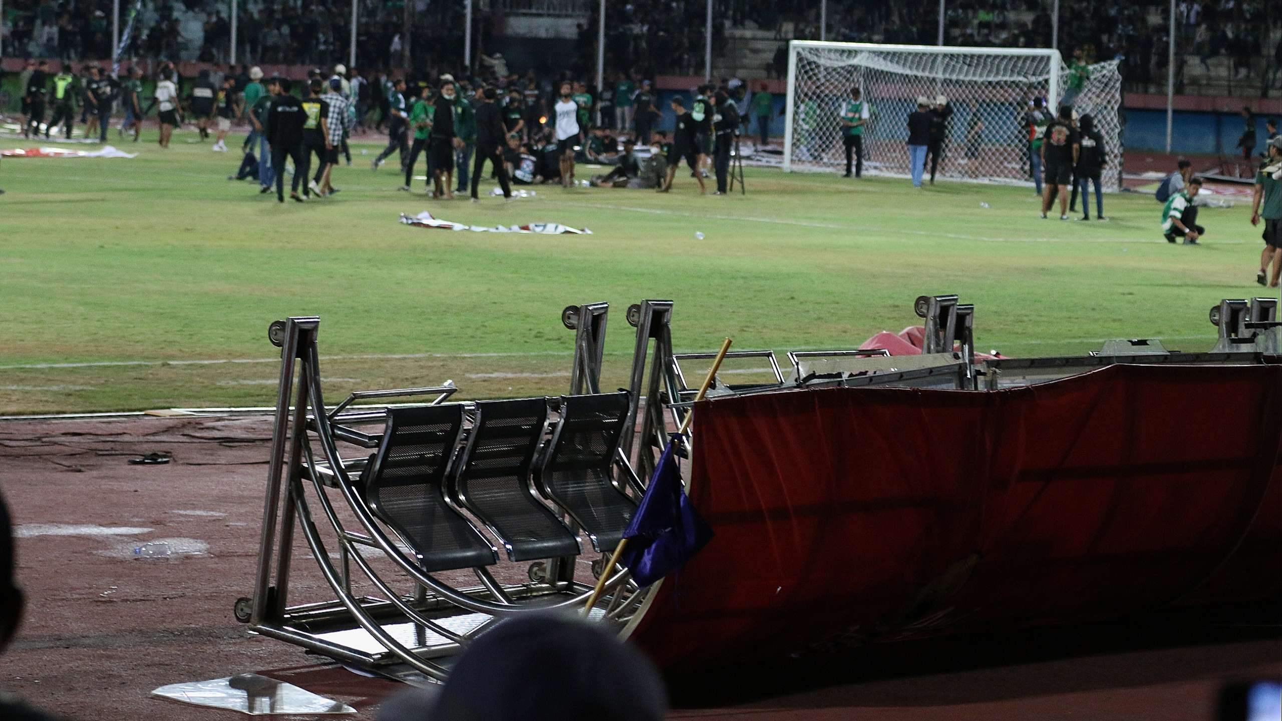 Bench pemain Stadion Gelora Delta Sidoarjo rusak akibat ulah Bonek. (Foto: Fariz Yarbo/Ngopibareng.id)