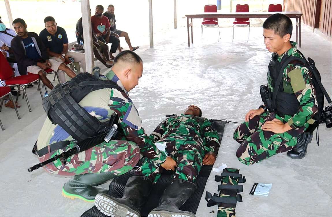 Prajurit TNI Satgas Yonif Raider 514/SY Bondowoso memberikan pengetahuan pertolongan pertama kepada warga pedalaman Nduga, Papua Pegunungan. (Foto: Penyonif Raider 514)