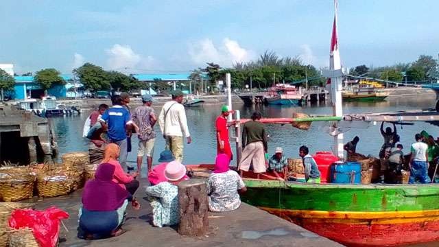 Perahu nelayan kesulitan BBM di saah satu pantai nelayan di Jatim. Ilustrasi tulisan; Jangan Ada Dusta Solar Nelayan. (Foto:Ngopibareng/Oki)