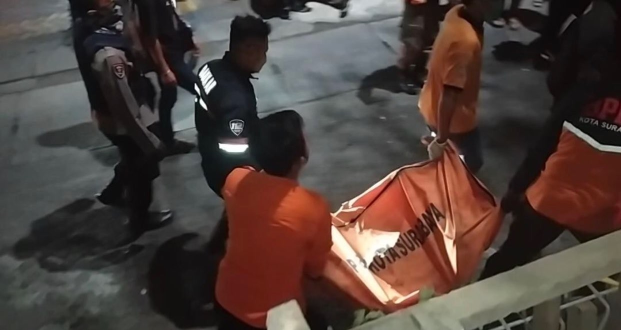 Proses evakuasi jenazah terbakar di Jalan Medokan Semampir AWS Surabaya. (Foto: Andhi Dwi/Ngopibareng.id)
