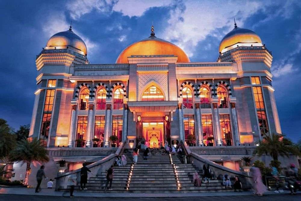 Masjid Trans Bandung menjadi destinasi wisata religi. (Foto: travellers)
