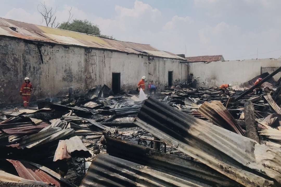 Pabrik furniture di Mojokerto Ludes Terbakar.(Foto : Deni Lukmantara/Ngopibareng)