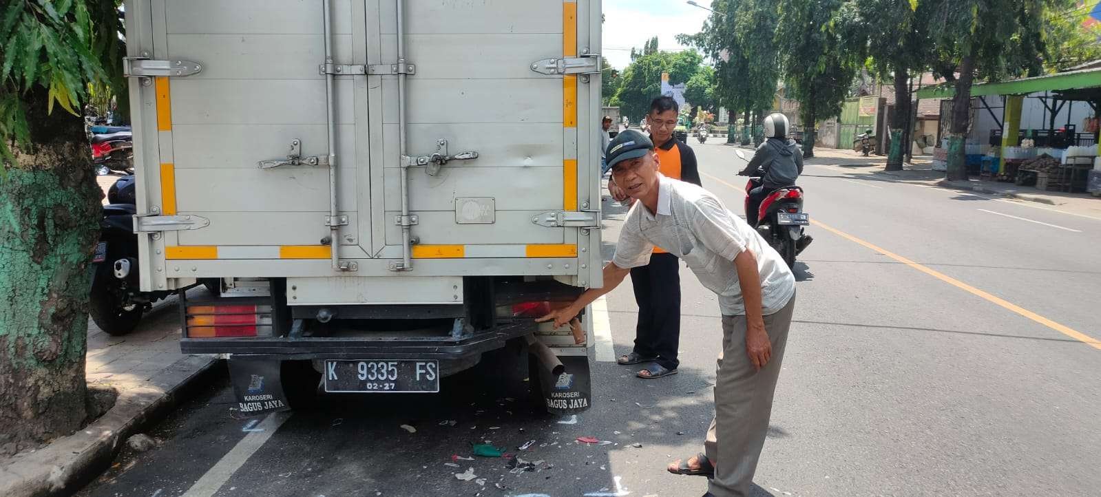 Kendaraan truk box parkir yang ditabrak pengendara motor. (Foto: Dokumentasi Polres Tuban)