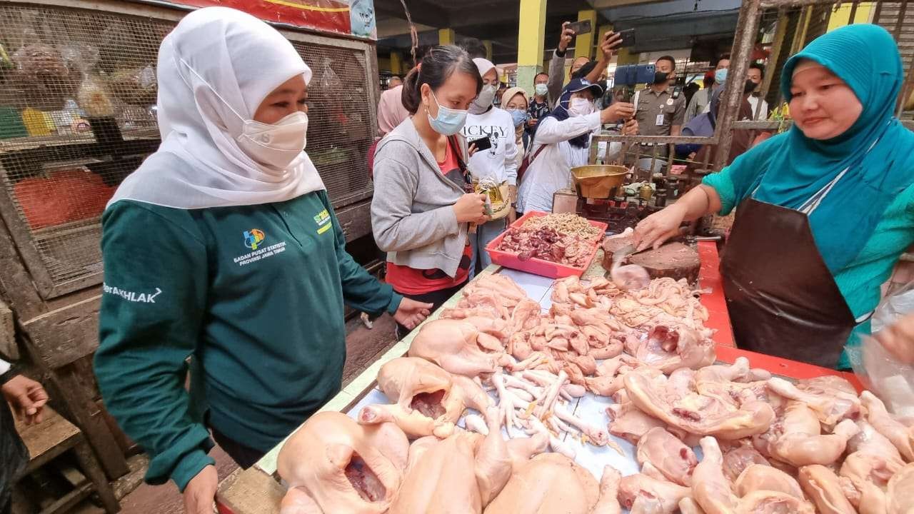 Gubernur Jatim, Khofifah Indar Parawansa meninjau harga di Pasar Soponyono, Surabaya. (Foto: Humas Provinsi Jatim)