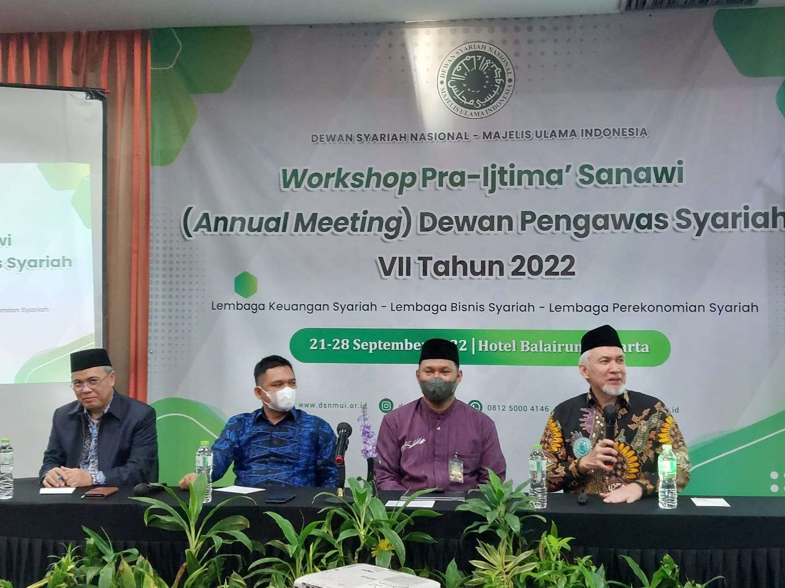 Wakil Ketua BPH Dewan Syariah Nasional (DSN) Majelis Ulama Indonesia (MUI), Adiwarman Karim menjelaskan soal Pra Ijtima Sanawi DSN MUI. (Foto: mui-digital)