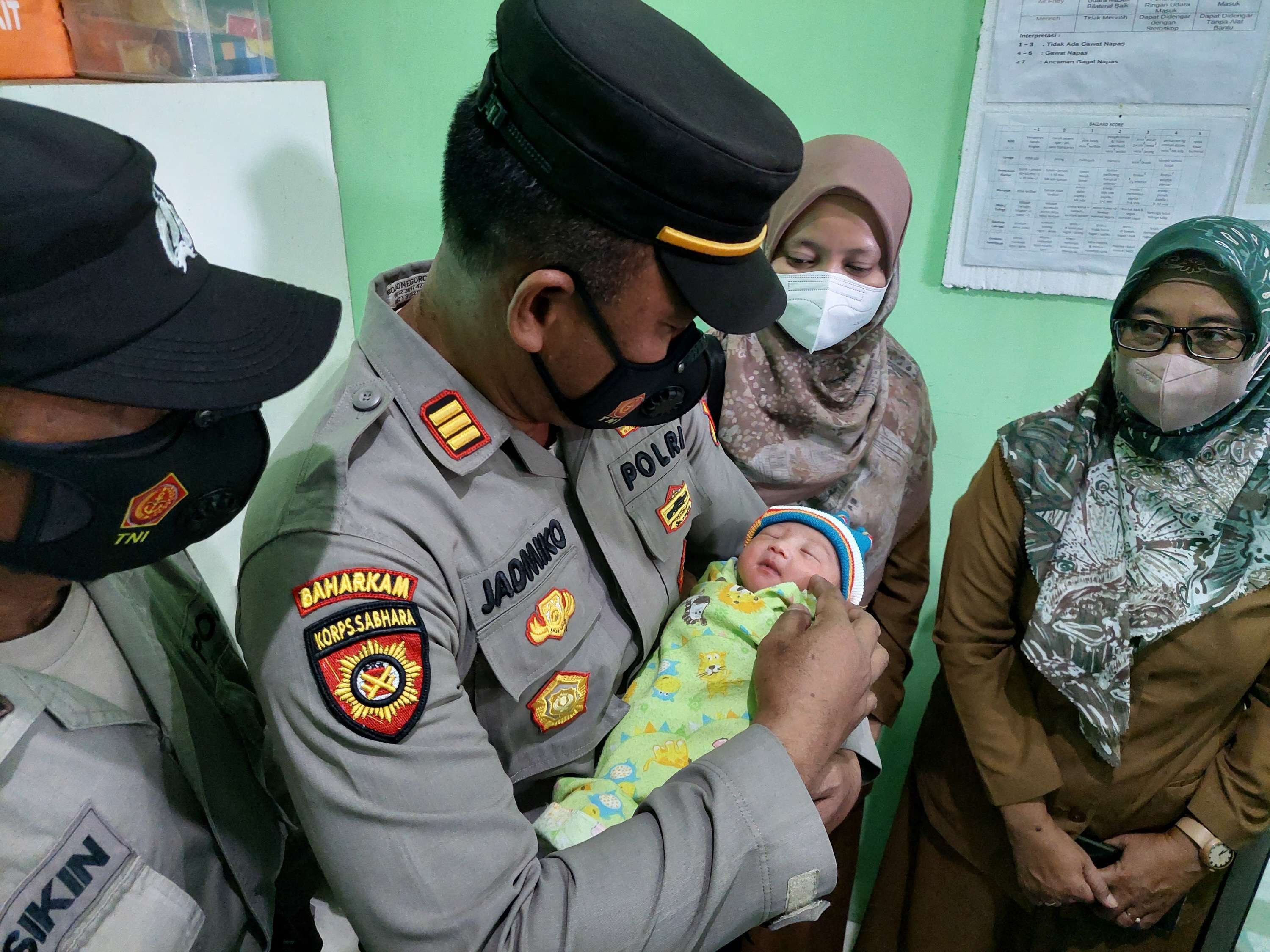 Bayi berjenis kelamin perempuan yang ditelantarkan orang tuanya di Desa Sumberarum, Kecamatan Dander, Bojonegoro, Senin malam 26 September 2022. (Foto: dok. Humas Polres Bojonegoro)