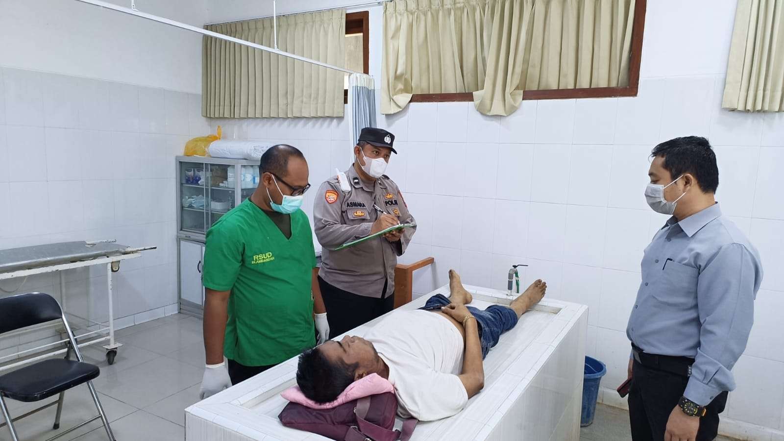 Jenazah korban dibawa ke kamar Jenazah RSUD Blambangan. (Foto: Istimewa)