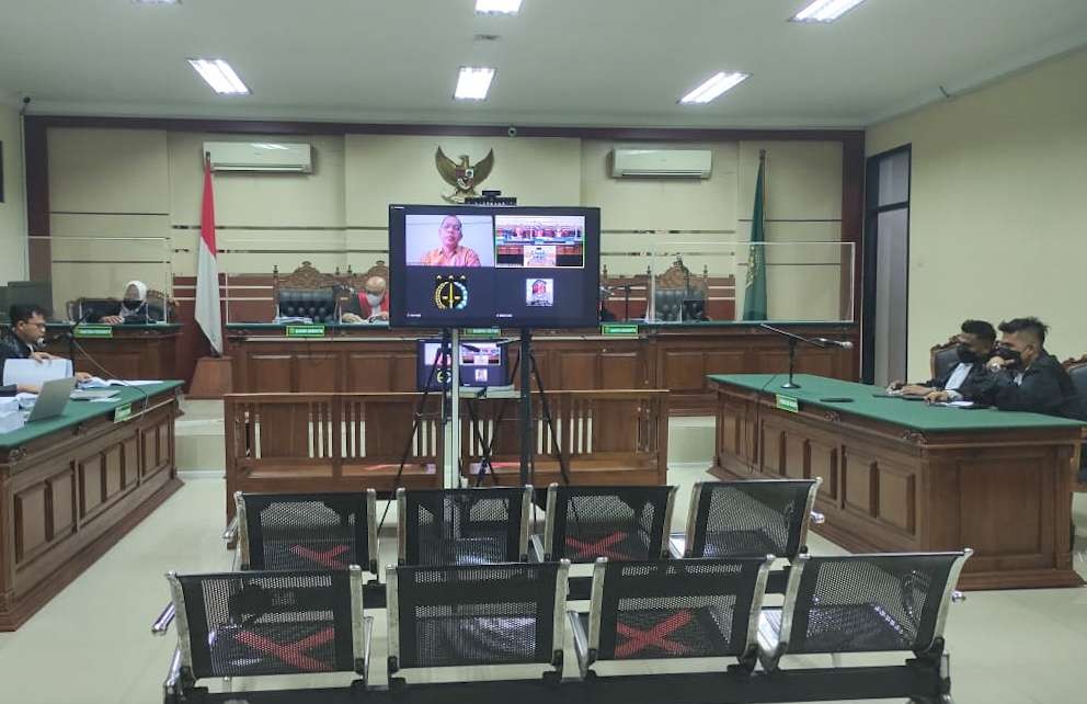 Sidang eks hakim Itong digelar secara virtual di Pengadilan Tipikor Surabaya (foto :Aini/Ngopibareng.id)