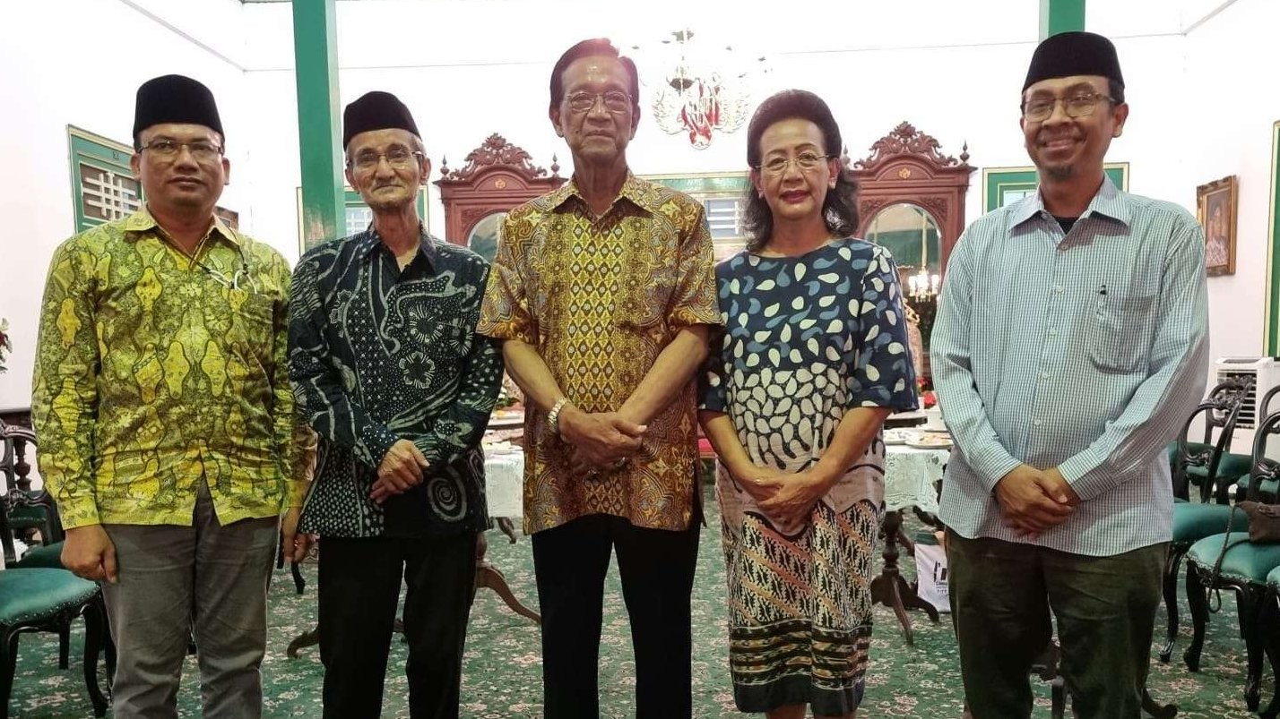 KH Husein Muhammad bersama Sri Sultan Hemengku Buwono X dan Kanjeng Ratu Hemas di Kraton Yogyakarta. (Foto: husein muhammad)