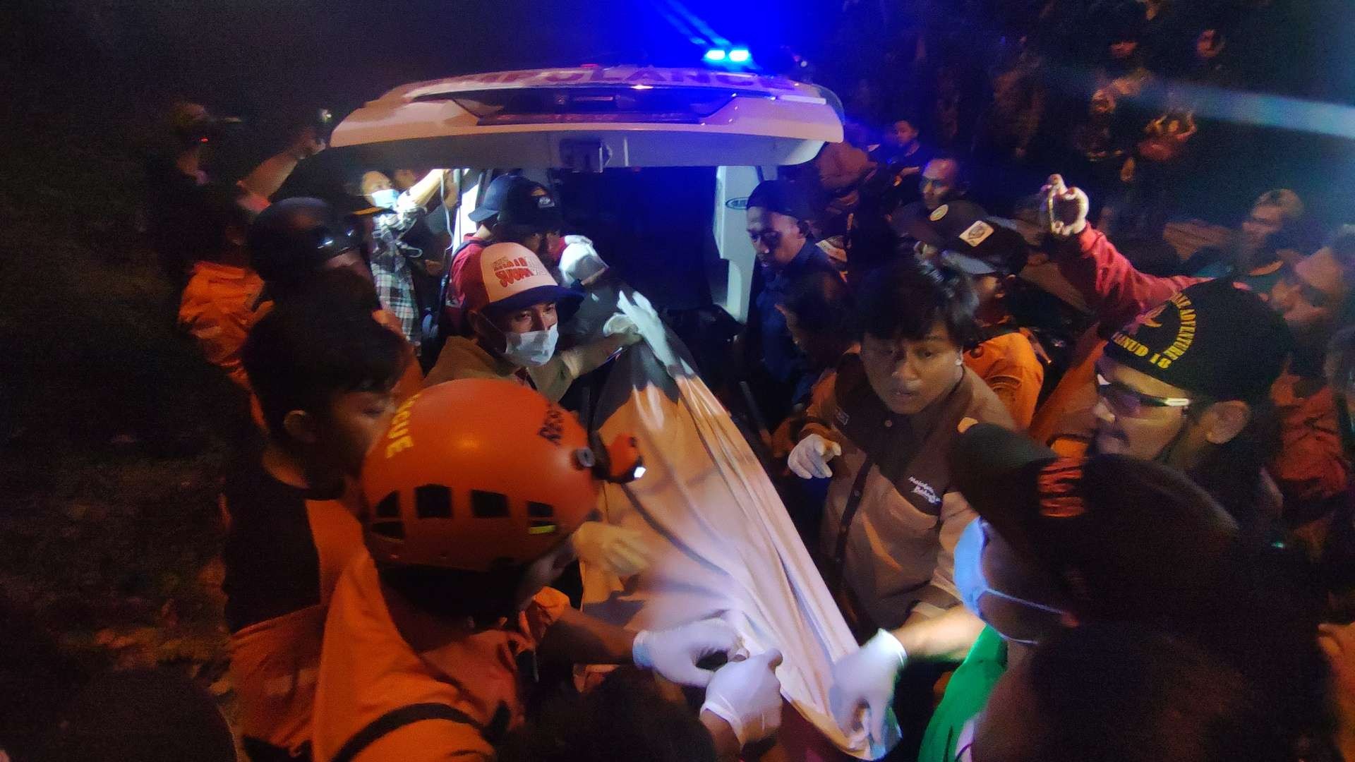 Tim evakuasi SAR Surabaya bersama relawan Mojokerto, berhasil membawa jasad Raffi Dimas Baddar dari air terjun kering di Sungai Kretek.(Foto : Deni Lukmantara/Ngopibareng)