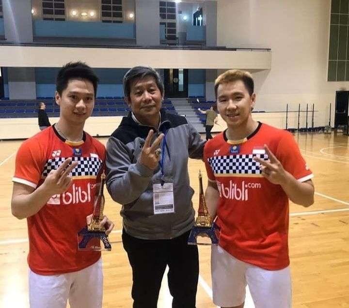 Pelatih ganda putra Indonesia Herry IP berpose bersama Kevin Sanjaya Sukamuljo (kiri) dan Marcus Fernaldi Gideon (kanan). (Foto: Instagram @Herry IP)