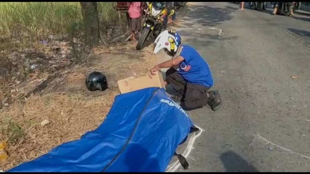 Pria asal Surabaya Tewas saat terlibat kecelakaan di Mojokerto, Selasa 27 September 2022. (Foto : Deni Lukmantara/Ngopibareng.id)