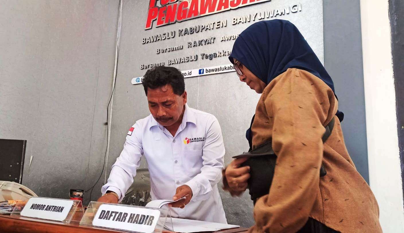 Salah satu pendaftar calon Panwascam menyerahkan berkas pendaftaran ke Kantor Bawaslu Banyuwangi (Foto: Muh Hujaini/Ngopibareng.id)