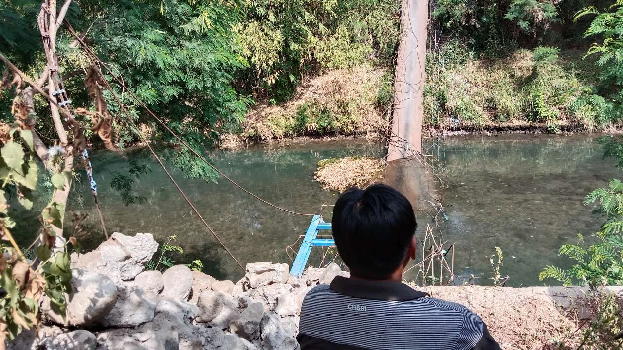 Pembangunan jembatan gantung yang ambruk di Desa Kregenan, Kecamatan Kraksaan, Kabupaten Probolinggo ditargetkan selesai akhir tahun 2022. (Foto: Ikhsan Mahmudi/Ngopibareng.id)