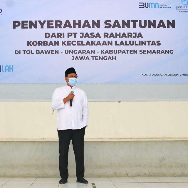 Walikota Pasuruan Saifullah Yusuf (Gus Ipul) menyerahkan secara simbolis bantuan untuk keluarga korban kecelakaan Tol Bawen, Rabu 28 September 2022. (Foto: Diskominfo Kota Pasuruan)