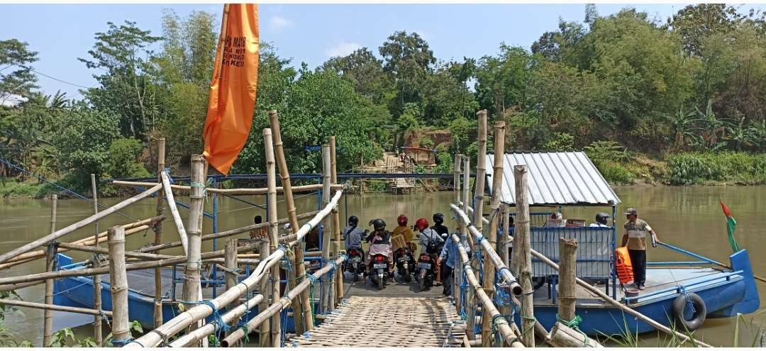Polisi ingatkan kapasitas perahu tambang, akses baru saat pelebaran Jembatan Bandar Ngalim, Kediri. (Foto: Fendy Plesmana/Ngopibareng.id)