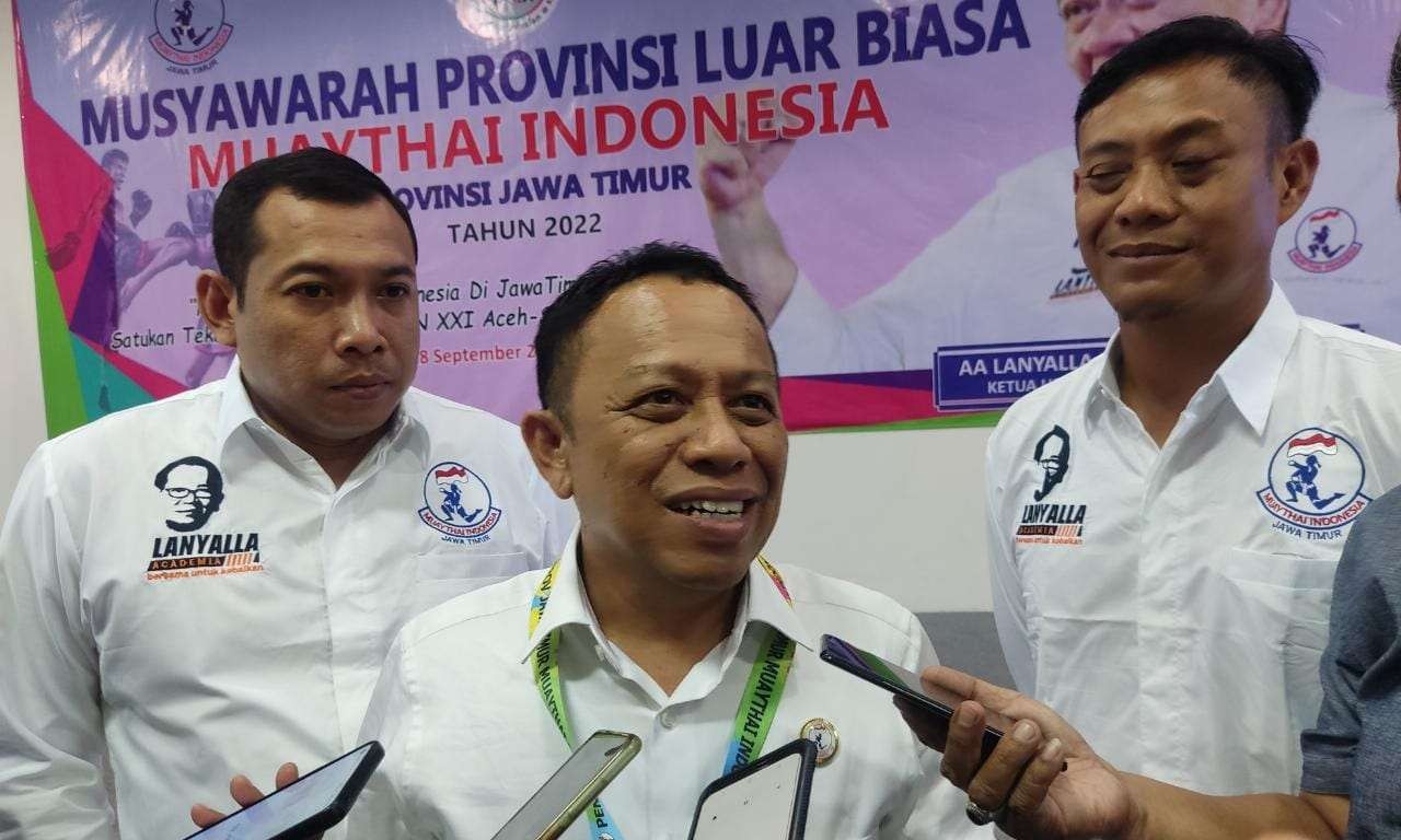 Ketua Muay Thai Indonesia (MI) Jawa Timur terpilih, Baso Juherman (tengah). (Foto: Fariz Yarbo/Ngopibareng.id)