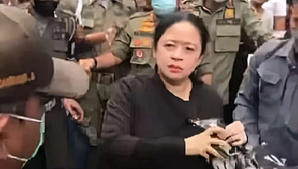 Ketua DPP PDI Perjuangan Puan Maharani bagi bagi kaos dengan wajah cemberut tanpa senyum. (Foto: Tangkapan Layar)