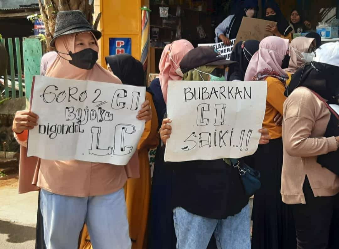 Emak-emak Blora unjuk rasa penutupan kafe karaoke (Foto: Ahmad Sampurno/Ngopibareng.id)