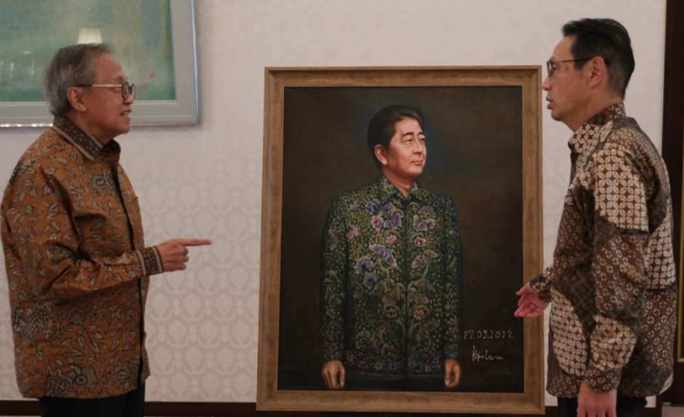 Dipo Alam menyerahkan karyanya berupa lukisan diri mantan PM Jepang Shinzo Abe melalui Duta Besar Jepang untuk Indonesia Kanasugi Kenji. ( Foto: Arsip Dipo)