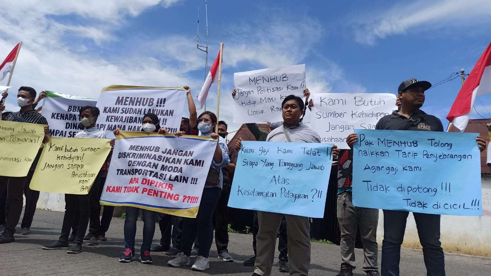 Puluhan pekerja kapal penyeberangan yang tergabung di Gapasdap melalukan aksi unjuk rasa menuntut kenaikan tarif beberapa waktu lalu. (Foto: Muh Hujaini/Ngopibareng.id)