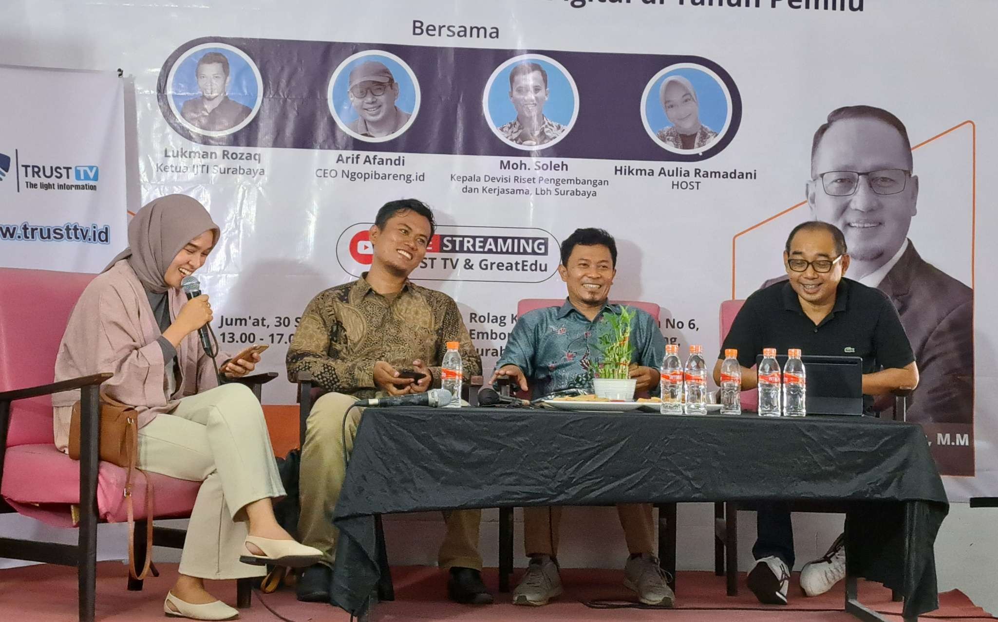 Diskusi etika jurnalis dan etika bermedia saat tahun pemilu yang dihadiri tiga narasumber, Moh Saleh (paling kiri), Lukman Rozaq dan Arif Afandi. (Foto: Pita Sari/Ngopibareng.id)