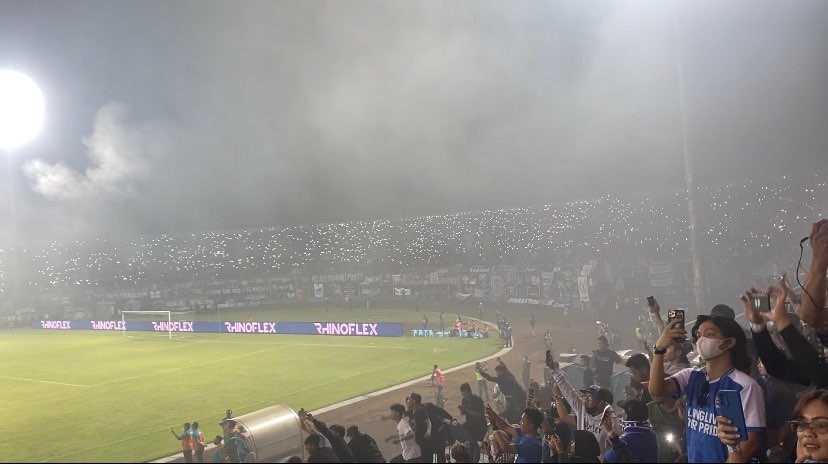 Aremania saat memadati Stadion Kanjuruhan, Kabupaten Malang (Foto: Lalu Theo/Ngopibareng.id)