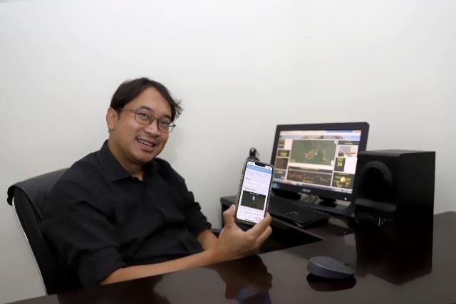 Pengembang Teknologi Mitigasi Bencana Berbasis IoT, Adipandang Yudono saat berada di ruangannya (Foto: Humas Universitas Brawijaya)