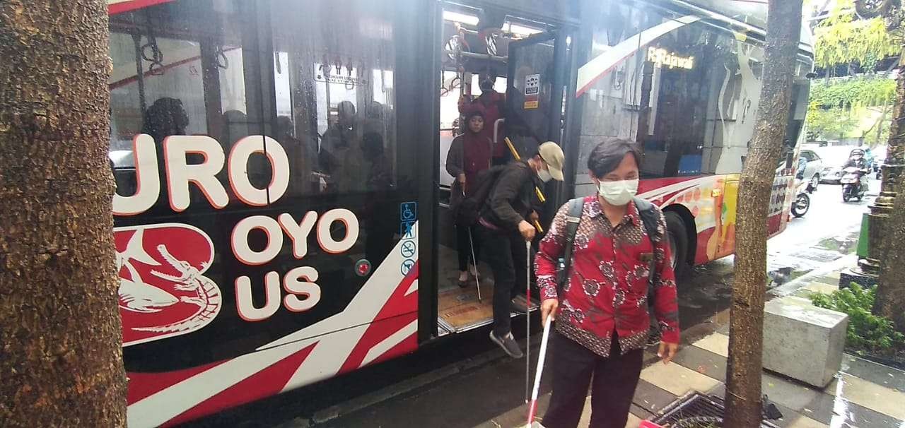Tuna netra di Surabaya yang tergabung dalam LPT saat melakukan survei aksesibilitas Bus Suroboyo. (Foto: Pita Sari/Ngopibareng.id)