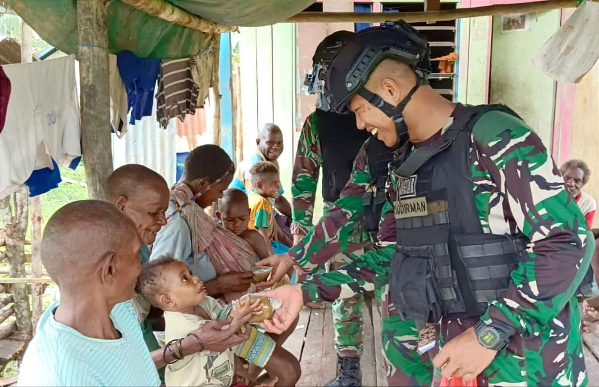 Prajurit TNI Satgas Yonif Raider 514/SY Bondowoso membagikan vitamin dan makanan bergizi kepada balita warga Nduga Papua Pegunungan.(foto:pensatgas yonif raider 514)