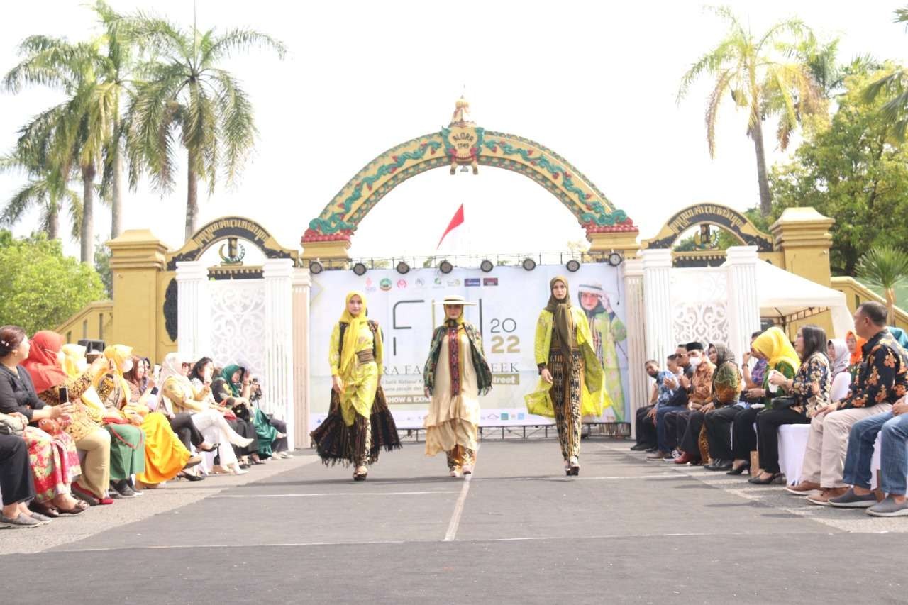 Peragakan busana dalam ajang Blora Fashion Week (Ahmad Sampurno/Ngopibareng.id)
