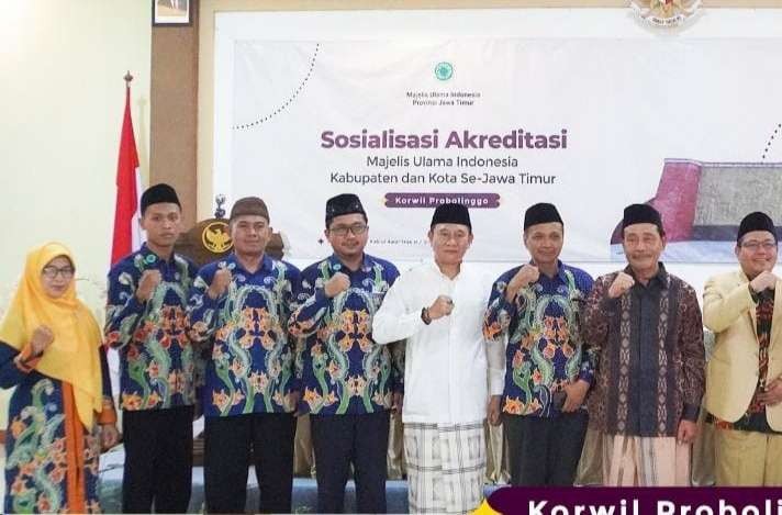 KH Moh Hasan Mutawakkil Alallah, Ketua Umum MUI Provinsi Jawa Timur saat membuka Sosialisasi Akreditasi kabupaten/kota se-Jawa Timur di Korwil Probolinggo.
