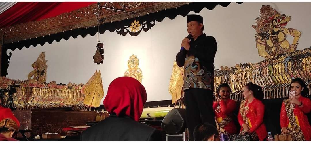 Ketua DPC PDI - Perjuangan Kabupaten Kediri  Murdi Hantoro Memberikan Sambutan Peresmian Kantor Baru (Foto: Fendy Lesmana/Ngopibareng.id)