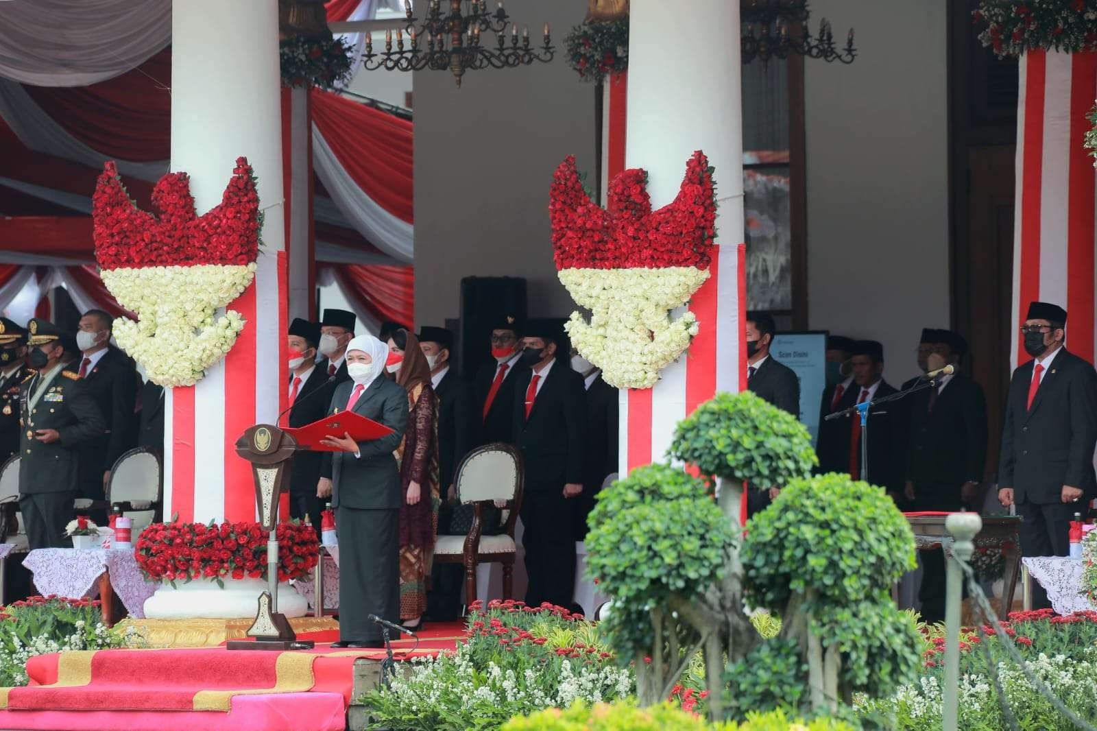 Gubernur Jatim, Khofifah Indar Parawansa saat menjadi inspektur upacara dalam peringatan Hari Kesaktian Pancasila di Gedung Negara Grahadi, Surabaya, Sabtu 1 Oktober 2022. (Foto: Fariz Yarbo/Ngopibareng.id)