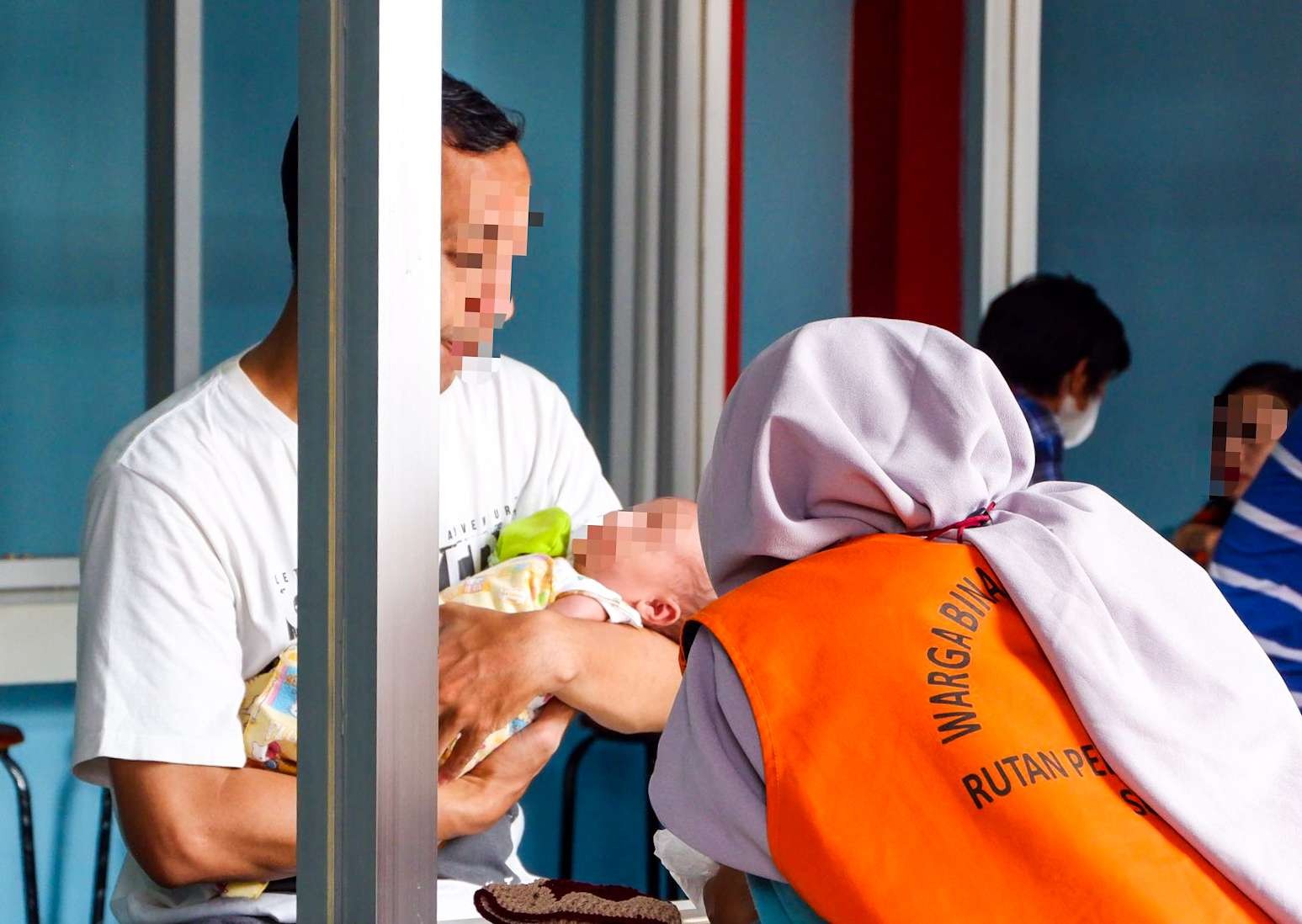 suami AV menggendong bayi di rutan perempuan Porong (foto:Aini/Ngopibareng.id)