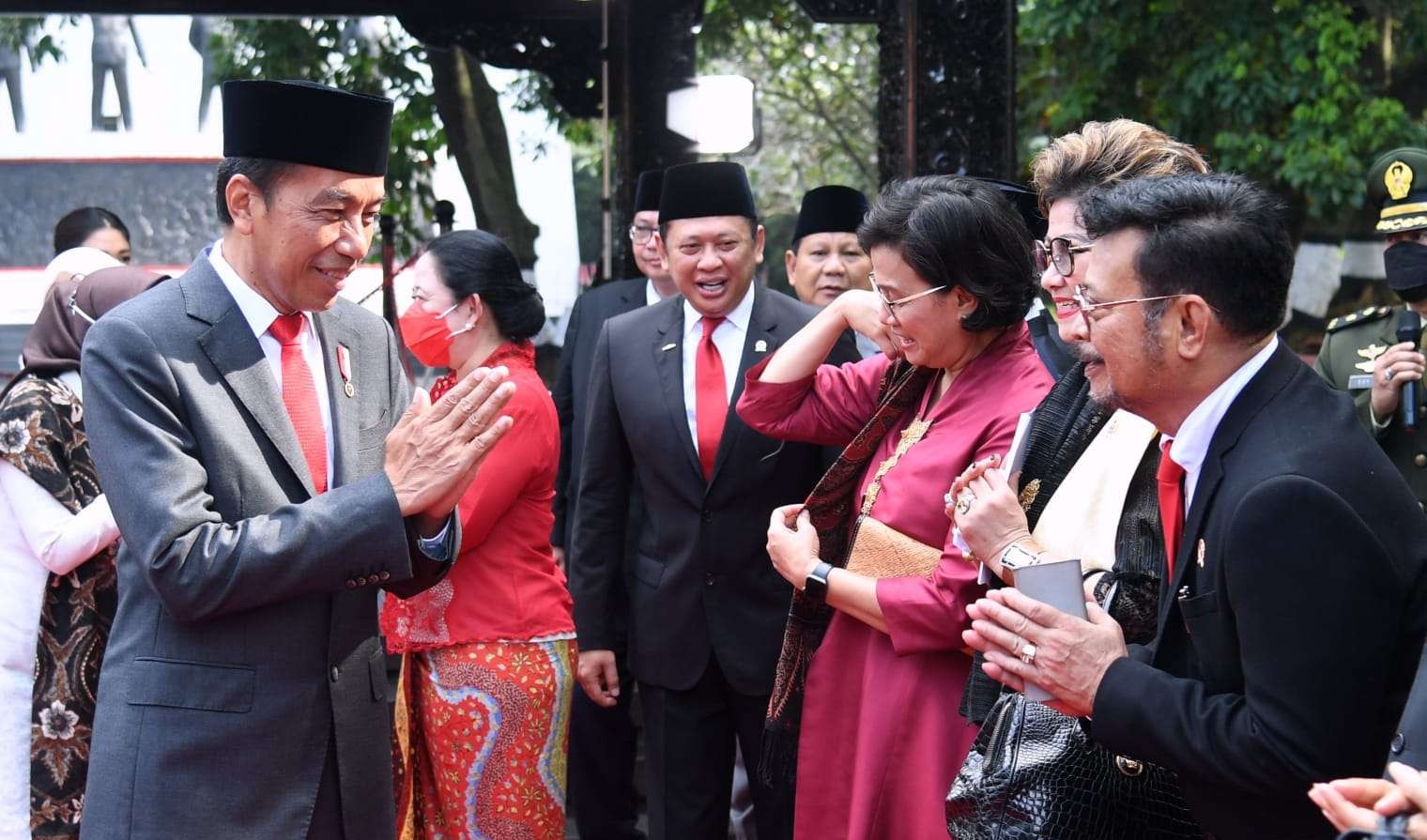 Presiden Jokowi menyapa keluarga pahlawan Revolusi di Monumen Pancasila Sakti Lubang Buaya (Foto: BPMI Setpres)