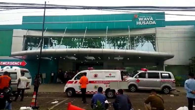 Ambulans hilir mudik silih berganti di rumah sakit Wava Husada membawa korban kerusuhan saat laga Arema vs Persebaya. (Foto: Instagram)