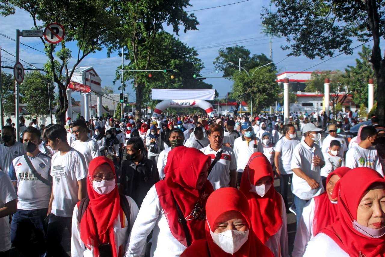 Ribuan warga Kota Pasuruan antusias mengikuti World Walking Day 2022 yang dipusatkan di depan Gedung Harmoni Kota Pasuruan, Minggu, 2 Oktober 2022. (Foto: Dokumentasi Kota Pasuruan)